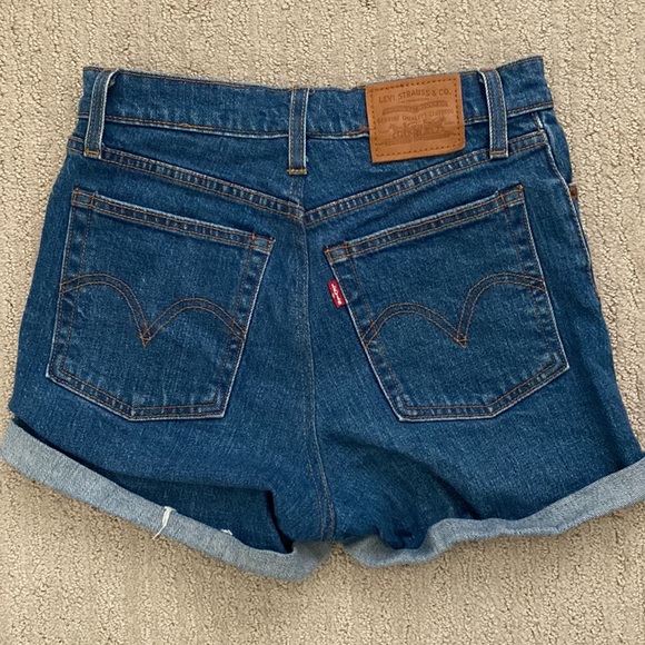 Levi’s Wedgie Fit dark wash shorts // size 26/2 - Picture 5 of 6
